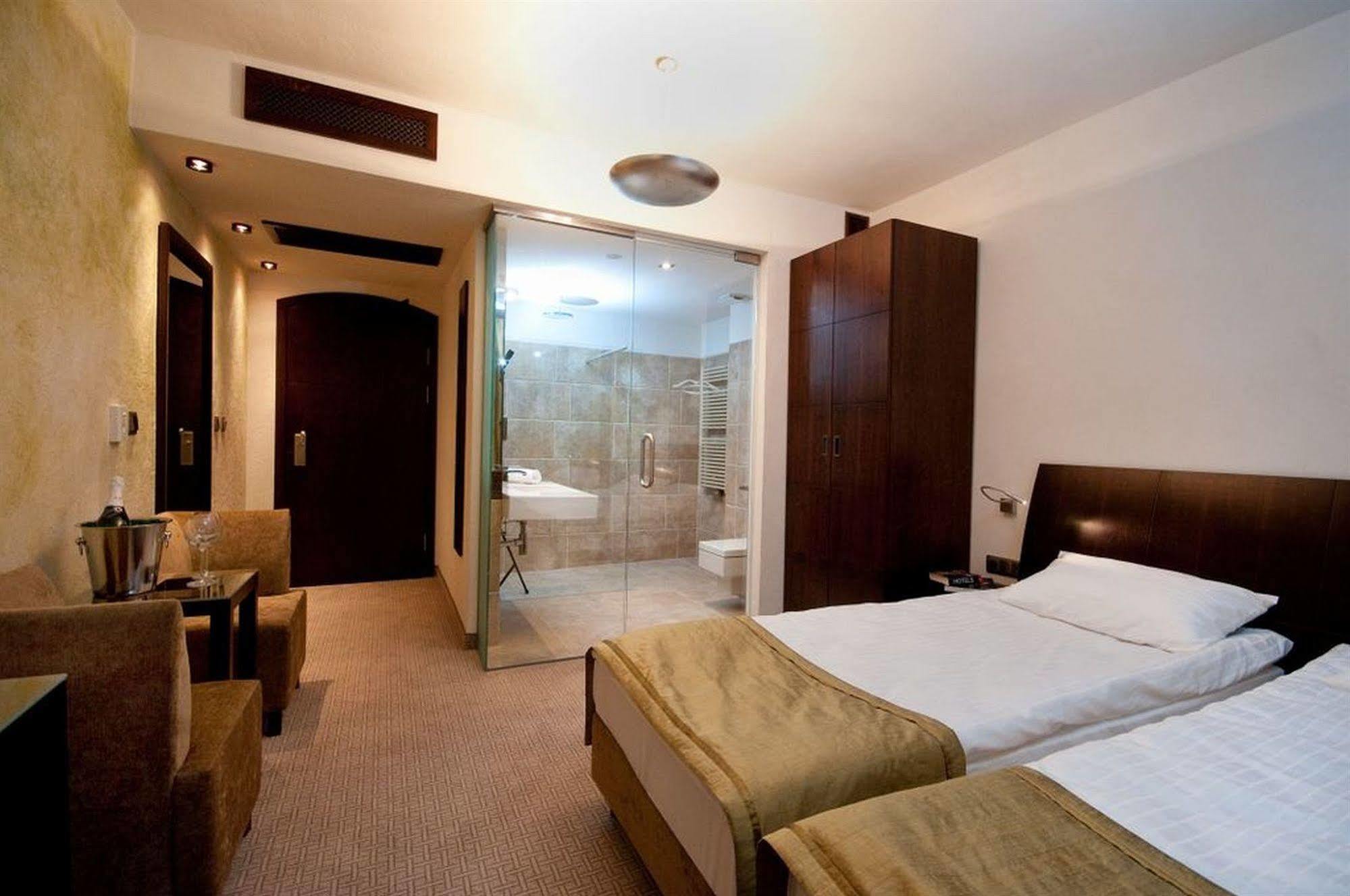 Hotel Remes Opalenica Ngoại thất bức ảnh